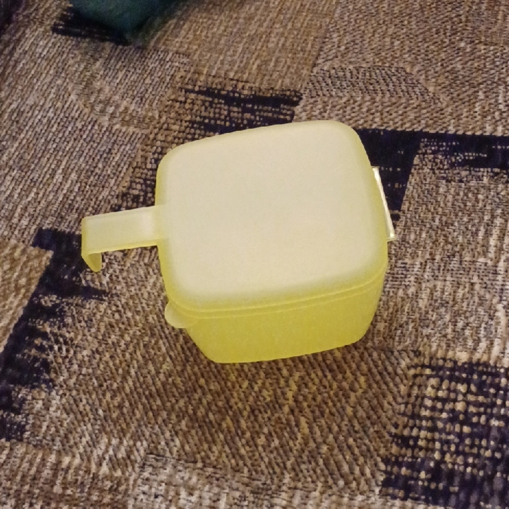 4/$60 New Yellow Tupperware "Forget Me Not" Square Hanging Container